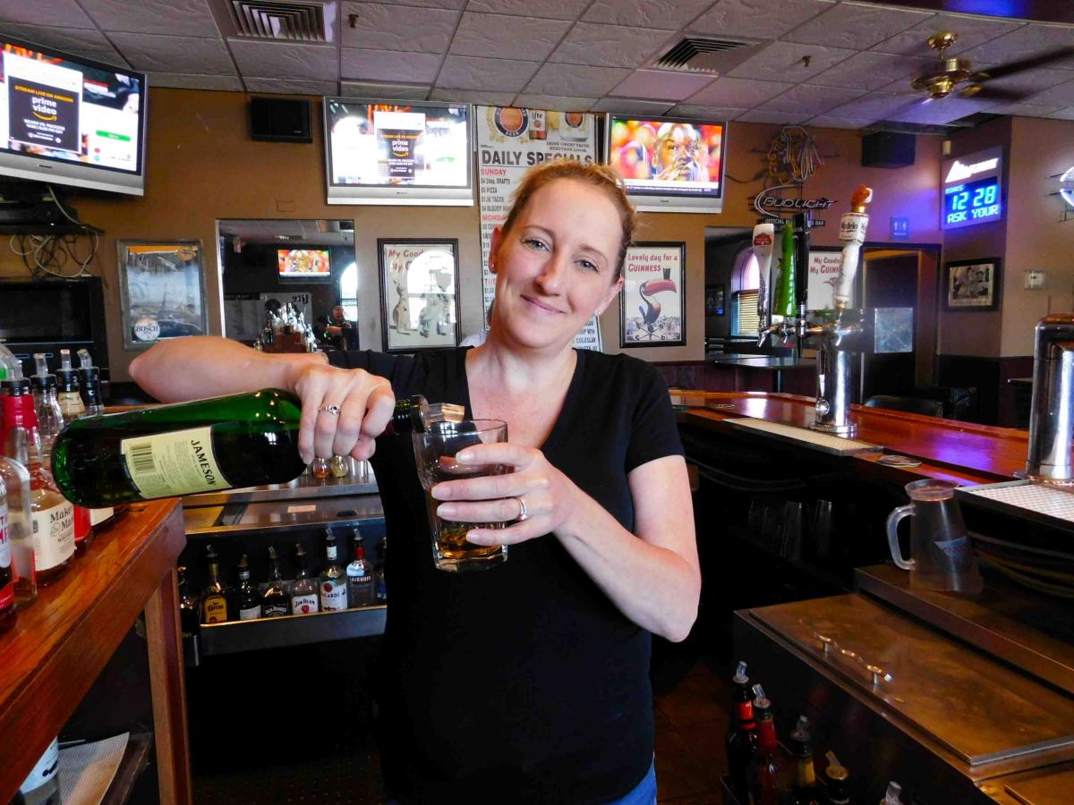 bar server