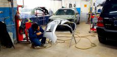 Professional technician at Athenian Body Shop in Chicago Ridge