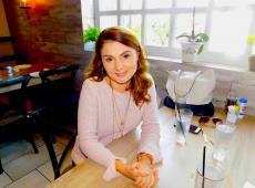 Customer enjoying lunch at Plateia Mediterranean Kitchen & Bar in Des Plaines